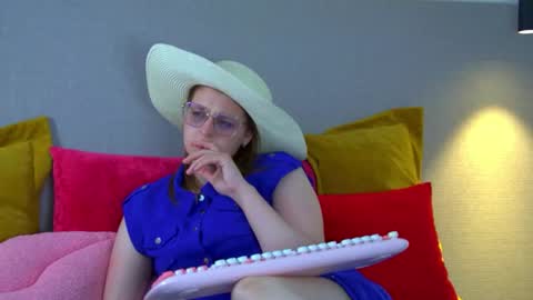 AlexaAvery online show from 06-20-26, 06:49