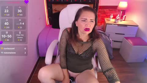 Snapshot of alexamoon__ chatting on 01-10-25, 01:41 Alexa Moon online show from 01-10-25, 01:41