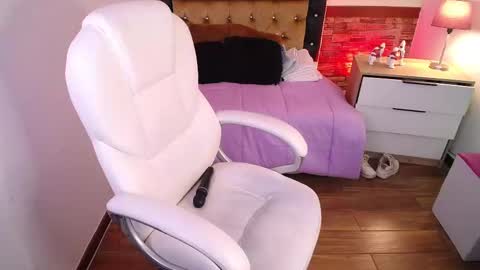 Snapshot of alexamoon__ chatting on 02-15-25, 04:12 Alexa Moon online show from 02-15-25, 04:12