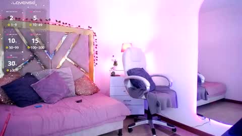 Snapshot of alexamoon__ chatting on 10-10-25, 05:56 Alexa Moon online show from 10-10-25, 05:56