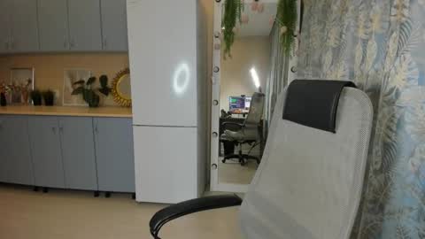 Snapshot of alexs_771 chatting on 03-04-25, 12:12 Dennis online show from 03-04-25, 12:12