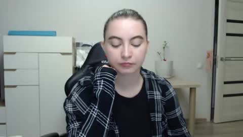 Snapshot of alice_________________________ chatting on 06-17-26, 02:29 Alice online show from 06-17-26, 02:29