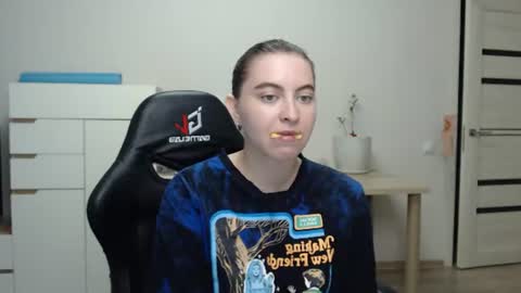 Snapshot of alice_________________________ chatting on 06-19-26, 04:44 Alice online show from 06-19-26, 04:44