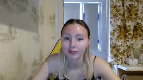 Snapshot of alice_smiles chatting on 04-14-26, 10:32 Alice smiles online show from 04-14-26, 10:32