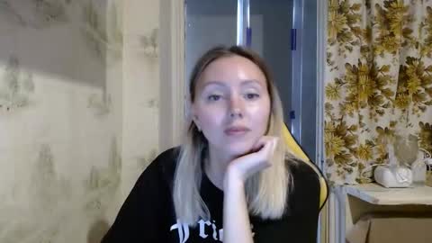 Snapshot of alice_smiles chatting on 04-15-26, 11:28 Alice smiles online show from 04-15-26, 11:28