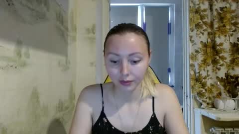 Snapshot of alice_smiles chatting on 05-18-26, 12:00 Alice smiles online show from 05-18-26, 12:00