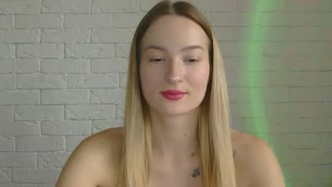 Snapshot of alice_sweet_01 chatting on 10-21-25, 01:12 Alice online show from 10-21-25, 01:12