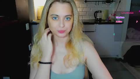 Snapshot of alice_wander chatting on 07-22-26, 02:25 Alice online show from 07-22-26, 02:25