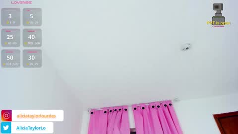 Snapshot of alicebigboobsxxx chatting on 02-05-25, 03:13 Juli   online show from 02-05-25, 03:13