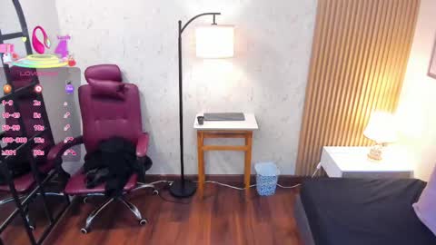 Snapshot of alicecoule chatting on 04-28-26, 11:37 Alice online show from 04-28-26, 11:37