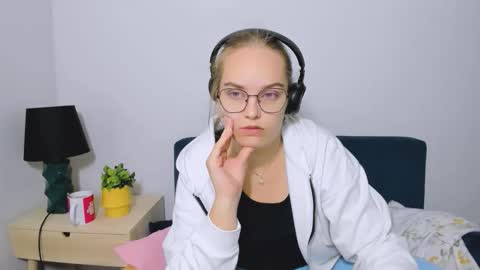 Snapshot of alicesensitive chatting on 10-05-25, 04:22 alicesensitive online show from 10-05-25, 04:22