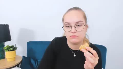 Snapshot of alicesensitive chatting on 10-06-25, 10:02 alicesensitive online show from 10-06-25, 10:02