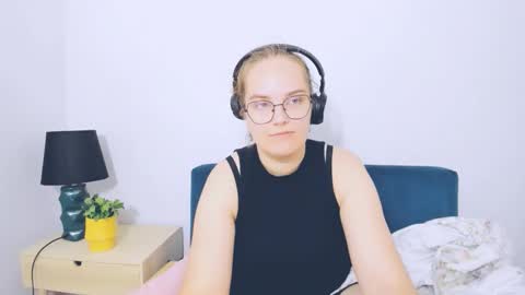 Snapshot of alicesensitive chatting on 10-11-25, 09:30 alicesensitive online show from 10-11-25, 09:30