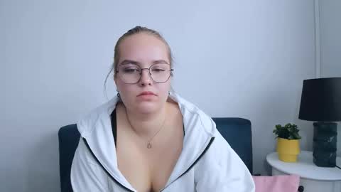 Snapshot of alicesensitive chatting on 10-25-25, 08:55 alicesensitive online show from 10-25-25, 08:55