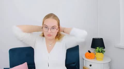 Snapshot of alicesensitive chatting on 11-14-25, 01:10 alicesensitive online show from 11-14-25, 01:10