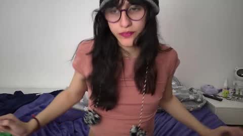 Snapshot of alicia_love29 chatting on 02-06-25, 02:44 Alice online show from 02-06-25, 02:44