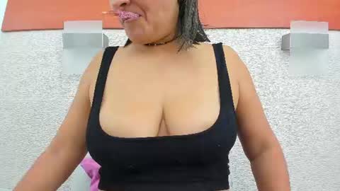 Snapshot of alicie_green chatting on 06-18-26, 01:17 im tutti online show from 06-18-26, 01:17
