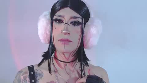 Snapshot of alienexxx chatting on 05-15-26, 11:01 online show from 05-15-26, 11:01