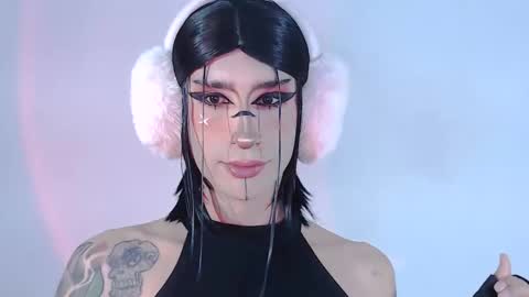 Snapshot of alienexxx chatting on 05-22-26, 10:26 online show from 05-22-26, 10:26