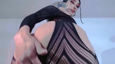 Snapshot of alienexxx chatting on 06-11-26, 12:32 online show from 06-11-26, 12:32