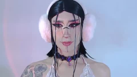 Snapshot of alienexxx chatting on 06-18-26, 12:00 online show from 06-18-26, 12:00
