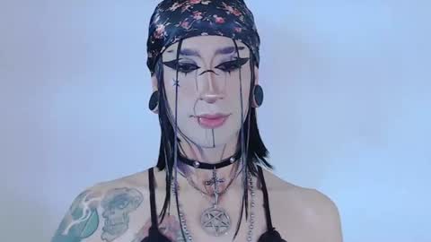 Snapshot of alienexxx chatting on 06-20-26, 10:45 online show from 06-20-26, 10:45