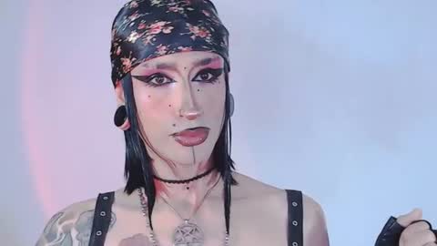 Snapshot of alienexxx chatting on 07-04-26, 12:17 online show from 07-04-26, 12:17
