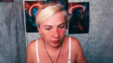 Snapshot of alinafrey_ chatting on 06-18-26, 04:46 Alina online show from 06-18-26, 04:46