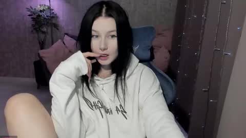 Aline Greeeen online show from 12-14-25, 08:09