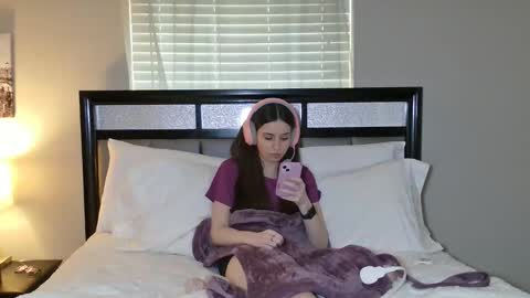 Snapshot of alisonfieldsxo chatting on 03-26-26, 08:36 Alison Fields online show from 03-26-26, 08:36