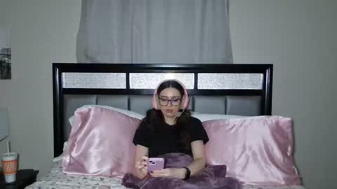 Snapshot of alisonfieldsxo chatting on 06-25-26, 06:18 Alison Fields online show from 06-25-26, 06:18