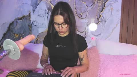 Mia online show from 03-30-26, 08:21