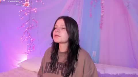 Snapshot of alissa_cute1 chatting on 07-26-26, 03:47 Mia online show from 07-26-26, 03:47