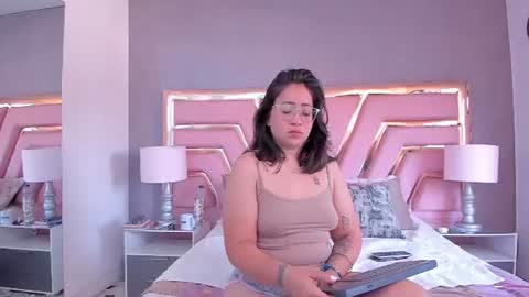 Snapshot of alissbluumm chatting on 06-25-26, 12:09 alissbluumm online show from 06-25-26, 12:09