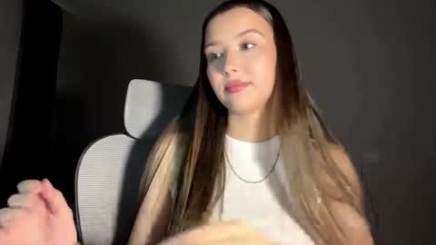 Snapshot of alitalapre chatting on 12-02-25, 12:32 Annie online show from 12-02-25, 12:32