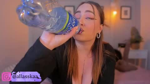 Snapshot of allasska_ chatting on 05-15-26, 04:52 Laura online show from 05-15-26, 04:52