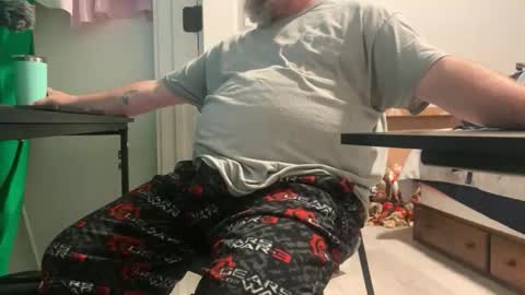 Allergictolove online show from 11-17-25, 04:35