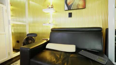 Snapshot of allice_mommy chatting on 12-22-25, 08:17 Allice online show from 12-22-25, 08:17