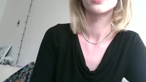 Snapshot of allyoursss1212 chatting on 06-08-26, 01:39 Ally Girl In Her Ally World online show from 06-08-26, 01:39