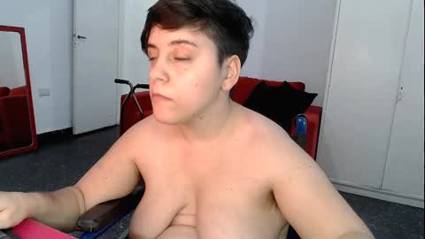 Snapshot of almondonwheels chatting on 01-08-25, 12:28 Almond online show from 01-08-25, 12:28