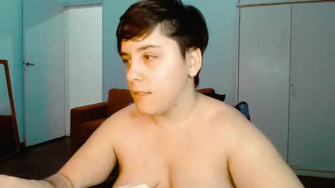 Snapshot of almondonwheels chatting on 01-16-25, 04:17 Almond online show from 01-16-25, 04:17