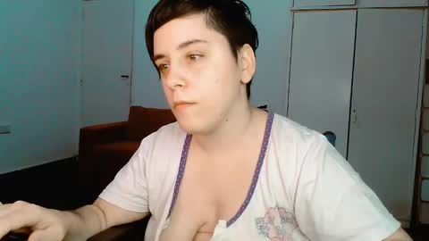 Snapshot of almondonwheels chatting on 01-19-25, 10:28 Almond online show from 01-19-25, 10:28