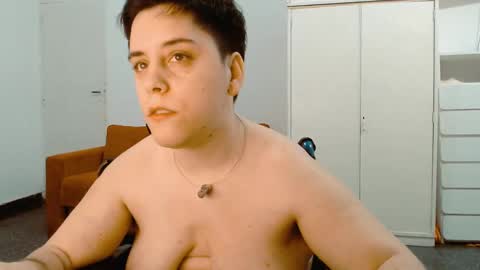 Snapshot of almondonwheels chatting on 03-10-25, 04:17 Almond online show from 03-10-25, 04:17