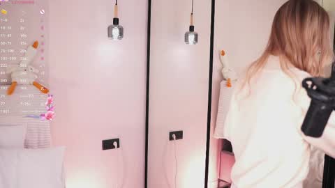 Snapshot of alodiaacomb chatting on 05-17-26, 03:04 Lia online show from 05-17-26, 03:04