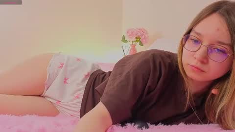 Snapshot of aloreanna chatting on 06-12-26, 05:01 Alorenna online show from 06-12-26, 05:01