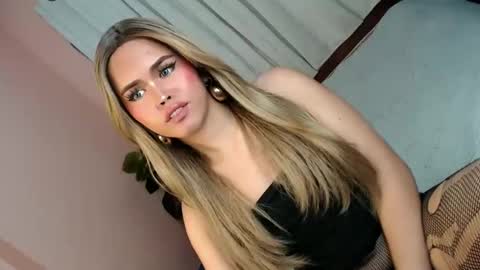 Snapshot of alove_too_last chatting on 01-11-25, 05:51 LEXY online show from 01-11-25, 05:51