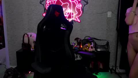 Snapshot of altsofie chatting on 12-17-24, 10:44 Sofie Kimino online show from 12-17-24, 10:44