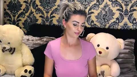 Snapshot of alyblonde chatting on 12-19-24, 03:41 aly online show from 12-19-24, 03:41