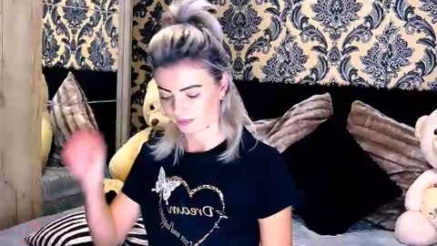 Snapshot of alyblonde chatting on 12-20-24, 10:05 aly online show from 12-20-24, 10:05