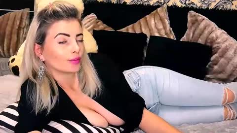 Snapshot of alyblonde chatting on 01-11-25, 12:29 aly online show from 01-11-25, 12:29